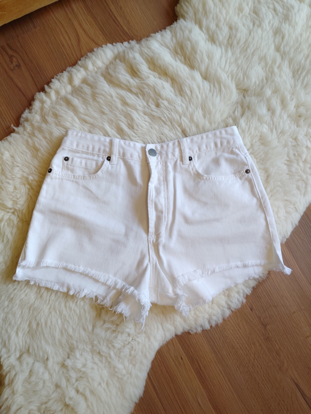 Amuse Society White Frayed Hem Denim Shorts